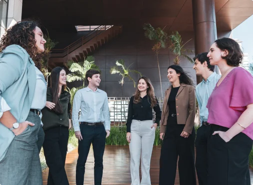 Jovens reunidos e dando risadas