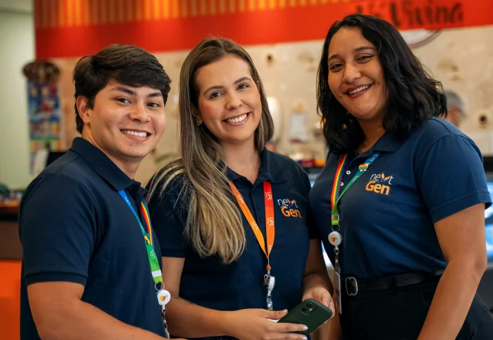 Tres jovens unidos sorrindo