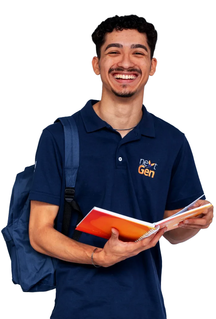 Jovem segurando um caderno e sorrindo